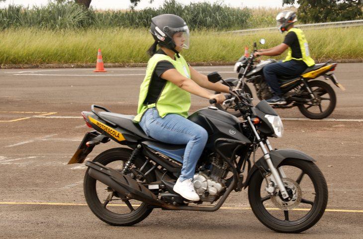 Mês da Mulher: Corpo de Bombeiros e Detran-MS lançam curso de pilotagem segura para mulheres.