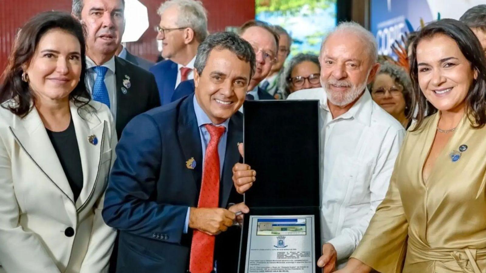 O presidente Lula e Marina recebem homenagem da Câmara de Campo Grande-MS.