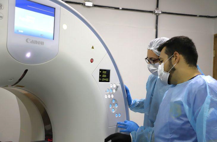 Polícia Científica de MS utiliza técnica própria de contraste para otimizar tomografias durante necropsias.