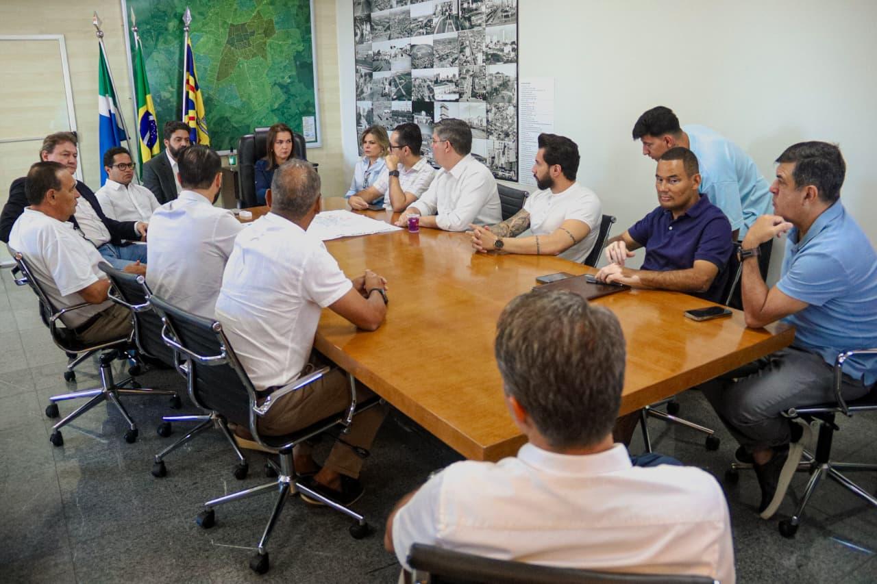 Prefeita Adriane Lopes se reúne com câmara e secretários para discutir novos projetos da Capital.