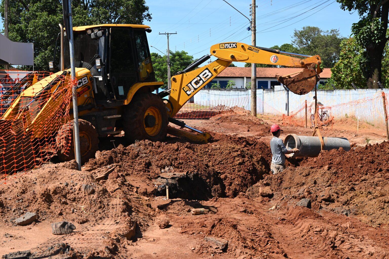 Prefeita Adriane Lopes vistoria obras e atende demandas nas regiões.