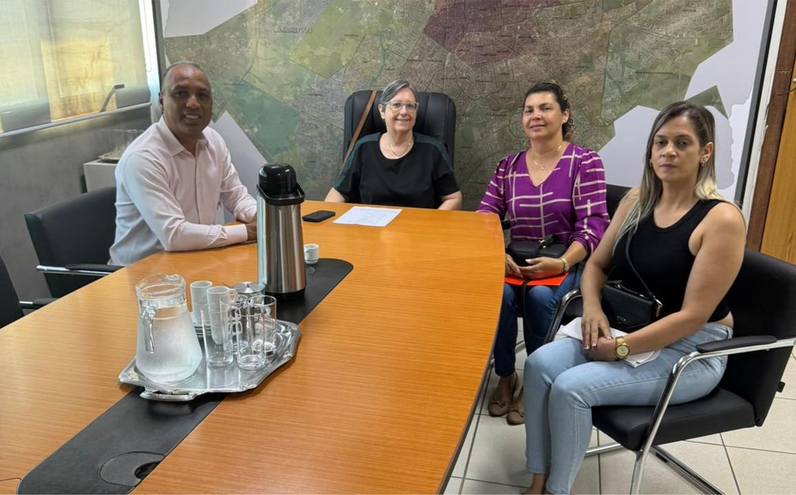Vereador Junior Coringa solicita agilidade em cessão de área destinada à Associação de Moradores do Novo Século durante reunião na SEMAD.