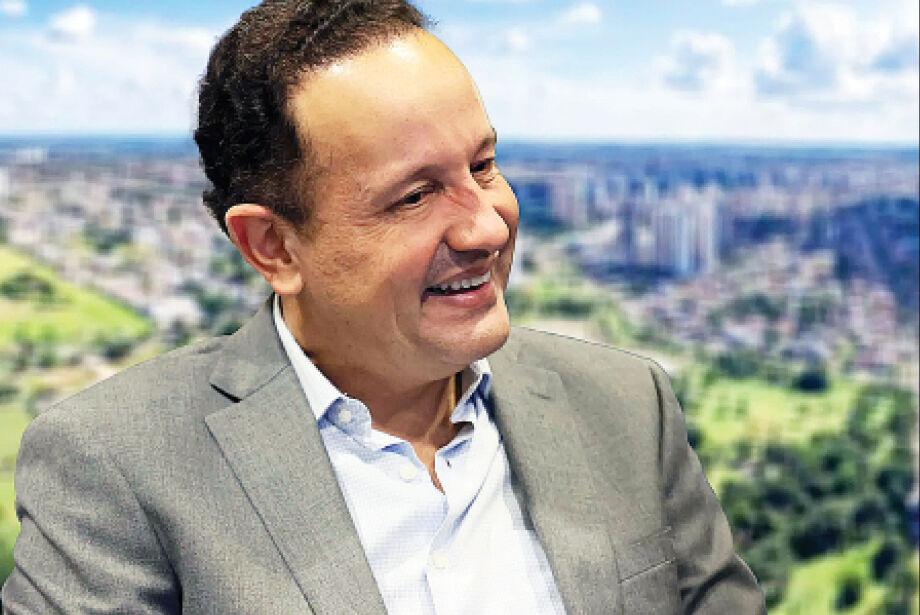O Secretário Walter Carneiro Jr. resiste à pressão para sair candidato e fica no governo de Eduardo Riedel.