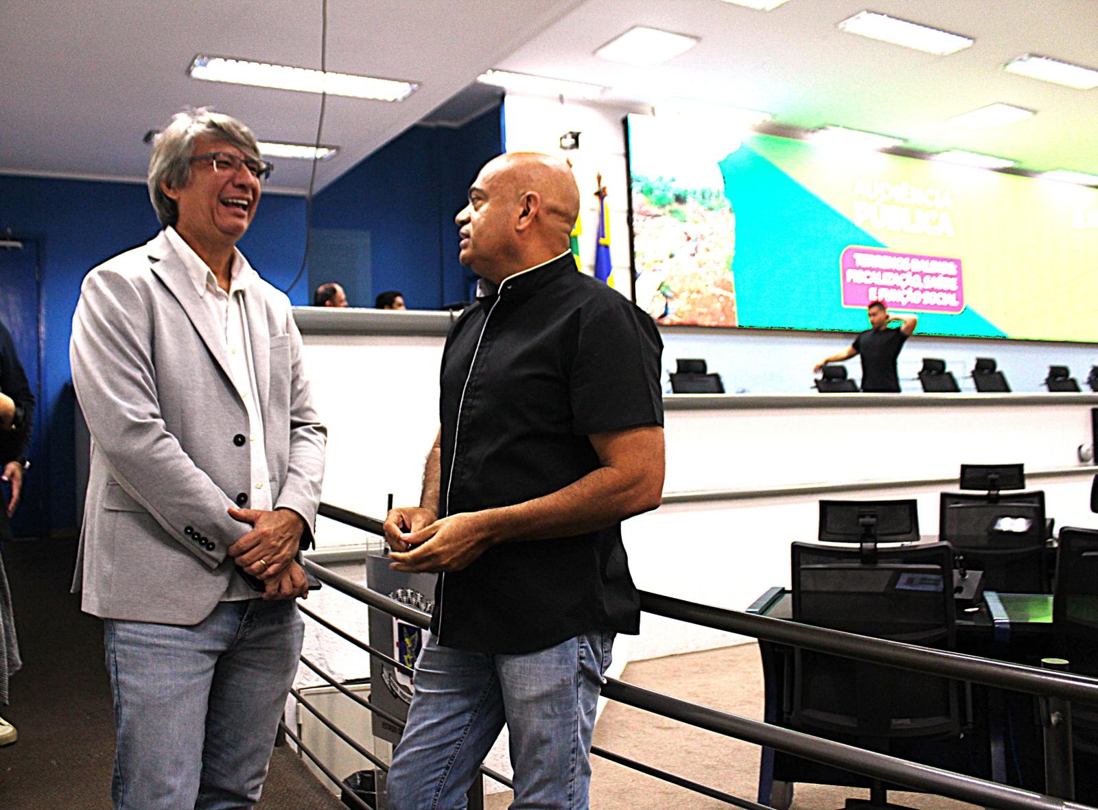 Secretário Darci Caldo participa de audiência na Câmara e detalha ações para resolver problemas em terrenos baldios.