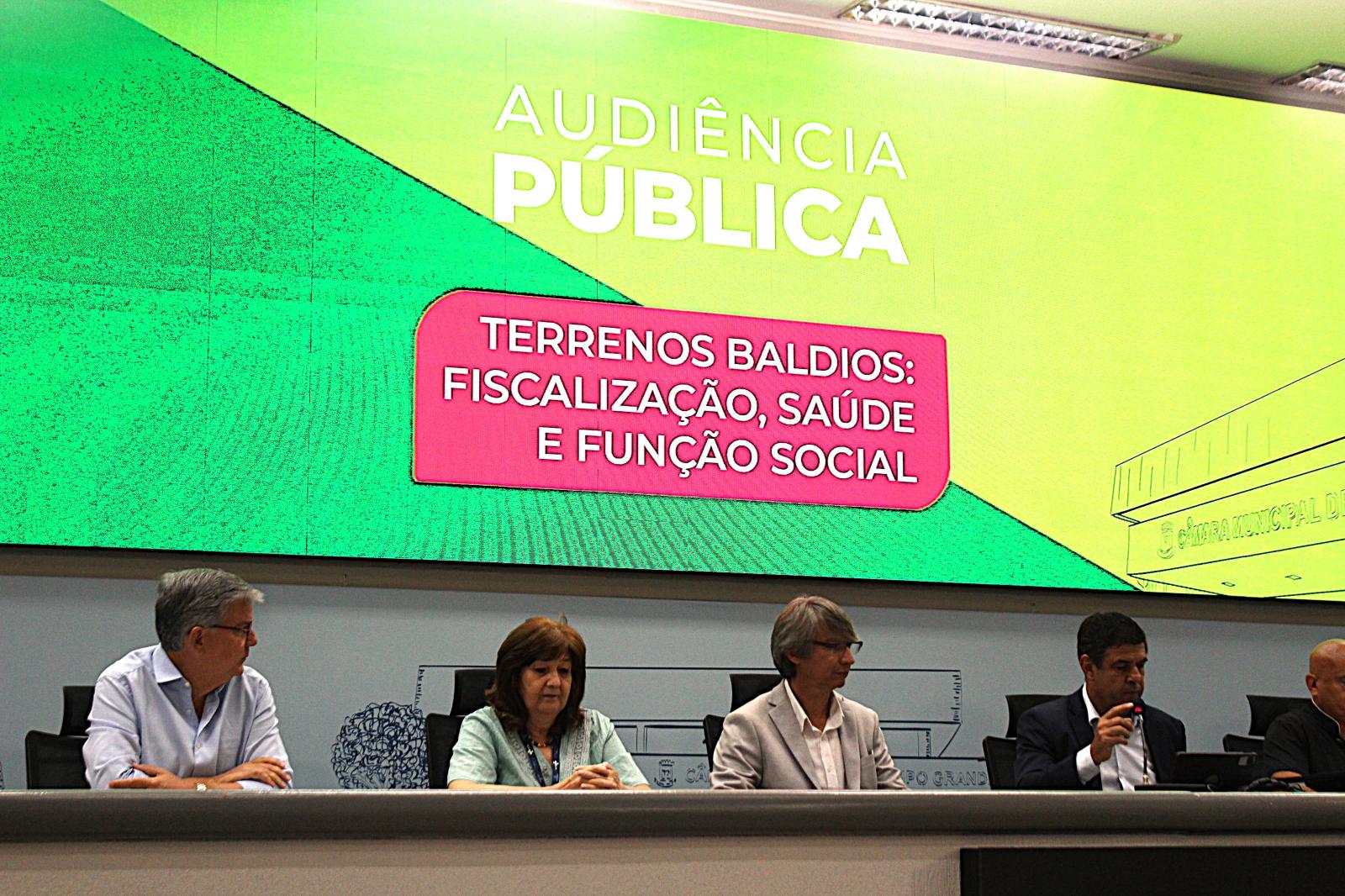 Secretário Darci Caldo participa de audiência na Câmara e detalha ações para resolver problemas em terrenos baldios.