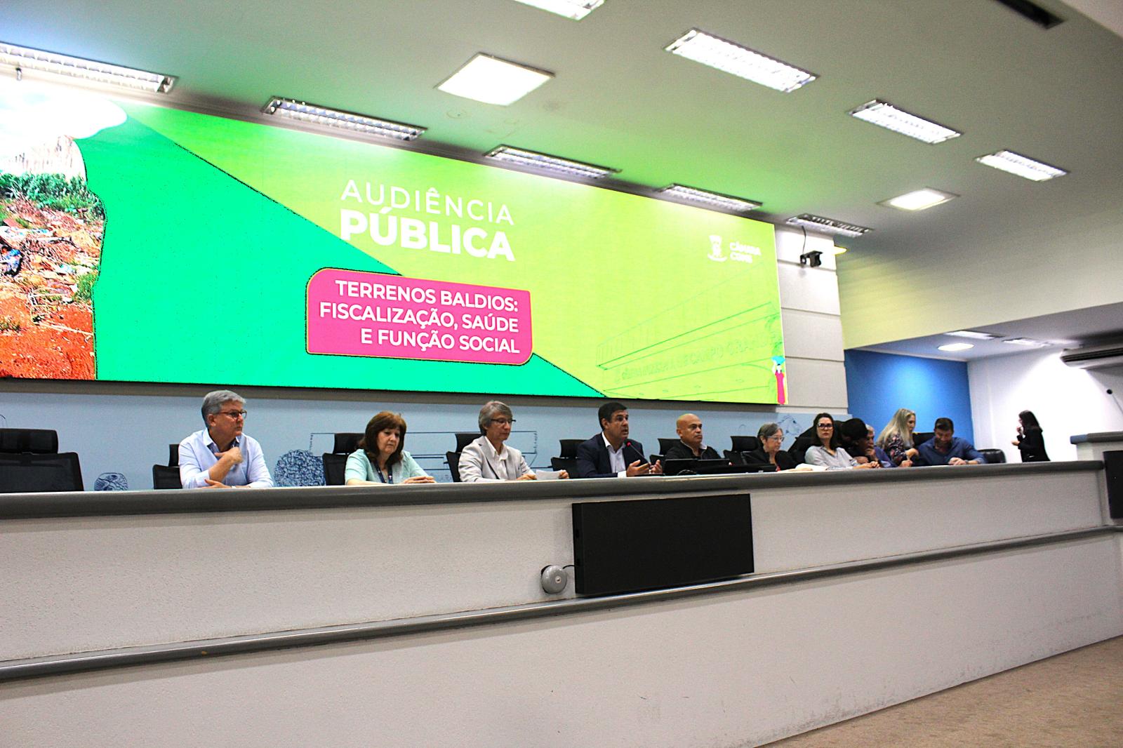 Secretário Darci Caldo participa de audiência na Câmara e detalha ações para resolver problemas em terrenos baldios.