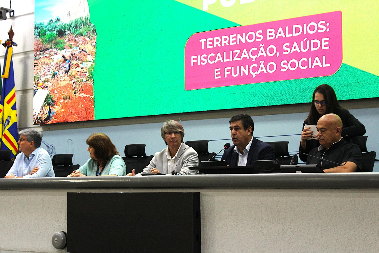 Secretário Darci Caldo participa de audiência na Câmara e detalha ações para resolver problemas em terrenos baldios.