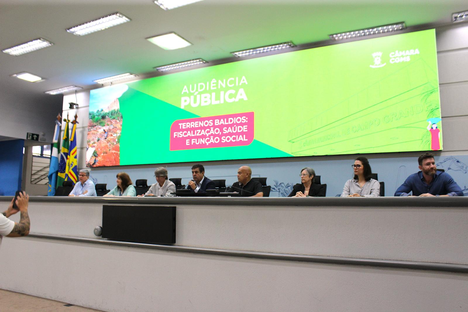 Secretário Darci Caldo participa de audiência na Câmara e detalha ações para resolver problemas em terrenos baldios.