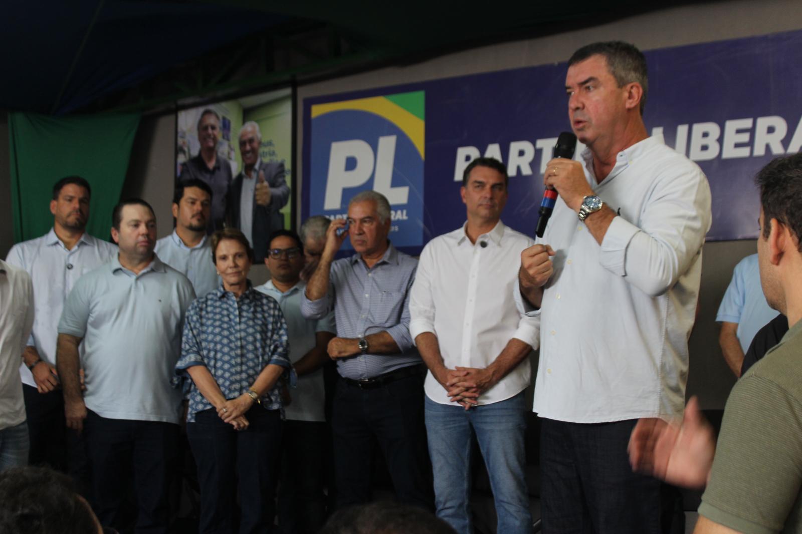 O Governador Eduardo Riedel, o presidente do PL em Campo Grande Reinaldo Azambuja, Flávio Bolsonaro e Aliados Defendem União em Meio a Críticas ao Governo Federal. O Governador Eduardo Riedel, o presidente do PL em Campo Grande Reinaldo Azambuja, Flávio Bolsonaro e Aliados Defendem União em Meio a Críticas ao Governo Federal.