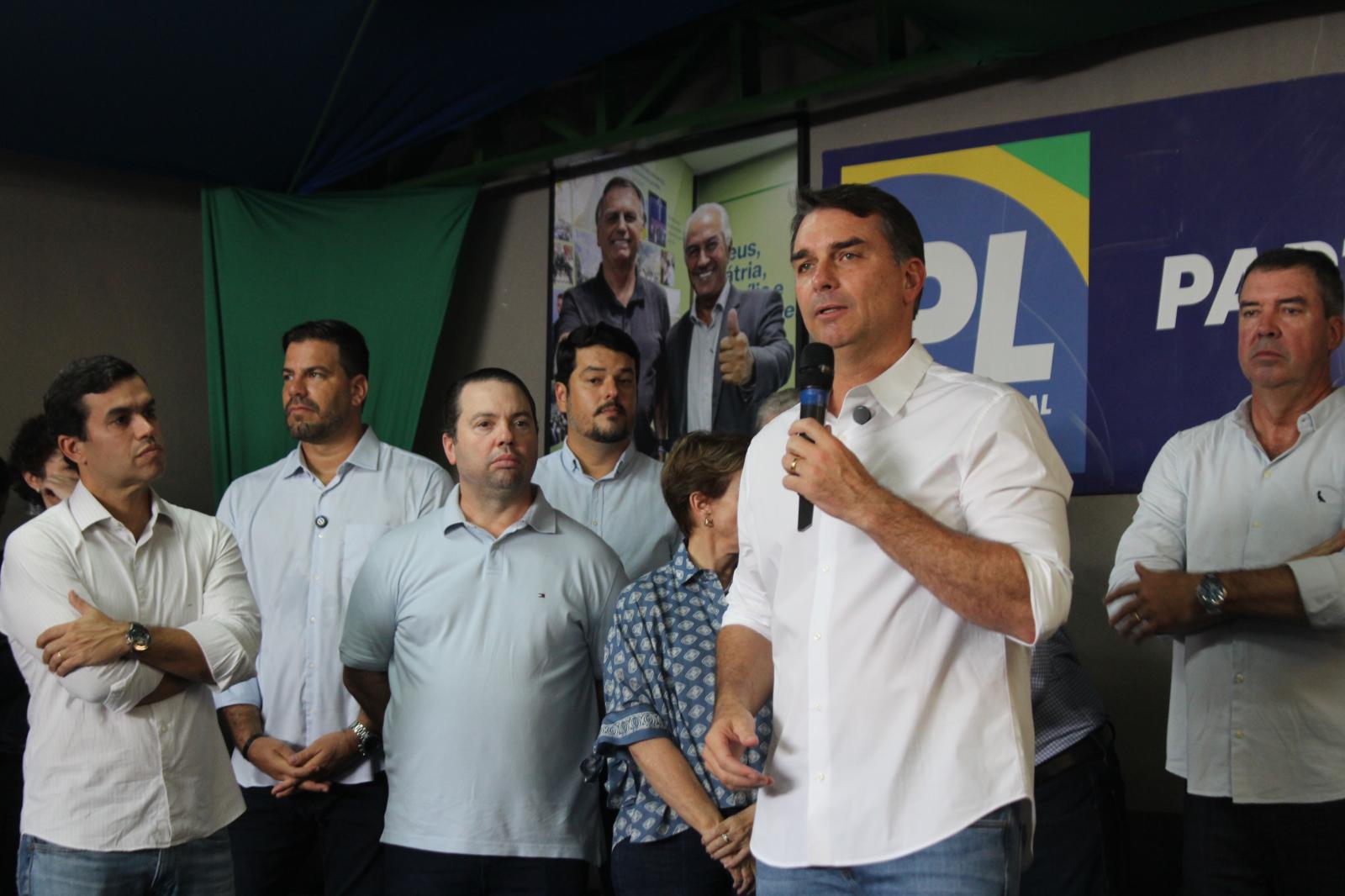 O Governador Eduardo Riedel, o presidente do PL em Campo Grande Reinaldo Azambuja, Flávio Bolsonaro e Aliados Defendem União em Meio a Críticas ao Governo Federal. O Governador Eduardo Riedel, o presidente do PL em Campo Grande Reinaldo Azambuja, Flávio Bolsonaro e Aliados Defendem União em Meio a Críticas ao Governo Federal.
