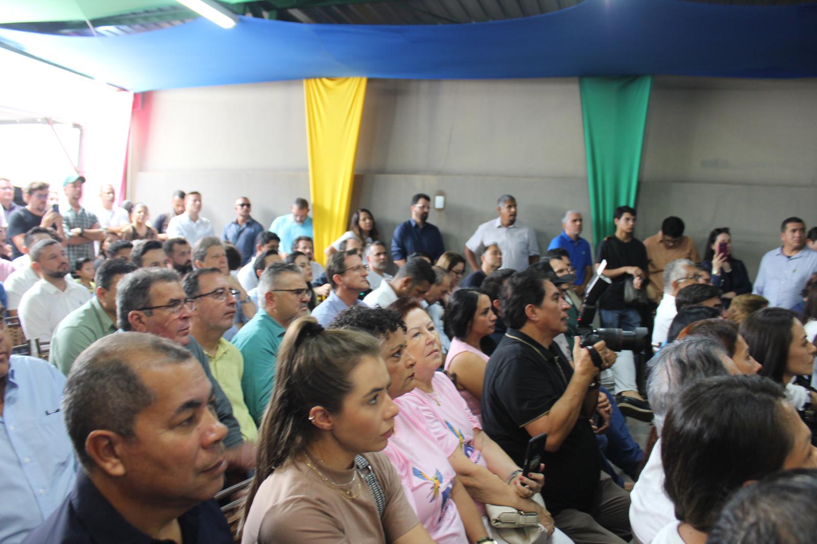 O Governador Eduardo Riedel, o presidente do PL em Campo Grande Reinaldo Azambuja, Flávio Bolsonaro e Aliados Defendem União em Meio a Críticas ao Governo Federal. O Governador Eduardo Riedel, o presidente do PL em Campo Grande Reinaldo Azambuja, Flávio Bolsonaro e Aliados Defendem União em Meio a Críticas ao Governo Federal.