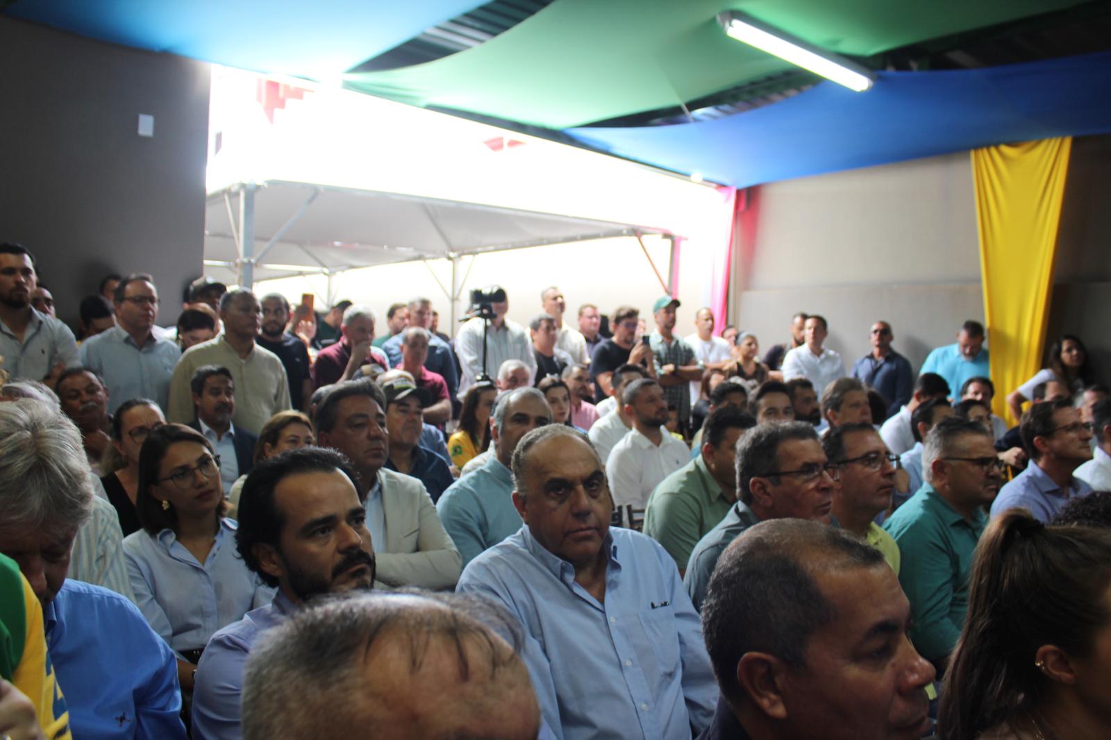 O Governador Eduardo Riedel, o presidente do PL em Campo Grande Reinaldo Azambuja, Flávio Bolsonaro e Aliados Defendem União em Meio a Críticas ao Governo Federal. O Governador Eduardo Riedel, o presidente do PL em Campo Grande Reinaldo Azambuja, Flávio Bolsonaro e Aliados Defendem União em Meio a Críticas ao Governo Federal.