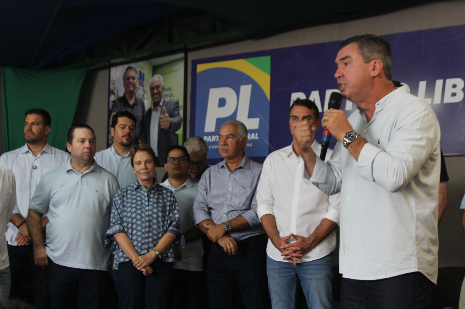 O Governador Eduardo Riedel, o presidente do PL em Campo Grande Reinaldo Azambuja, Flávio Bolsonaro e Aliados Defendem União em Meio a Críticas ao Governo Federal. O Governador Eduardo Riedel, o presidente do PL em Campo Grande Reinaldo Azambuja, Flávio Bolsonaro e Aliados Defendem União em Meio a Críticas ao Governo Federal.