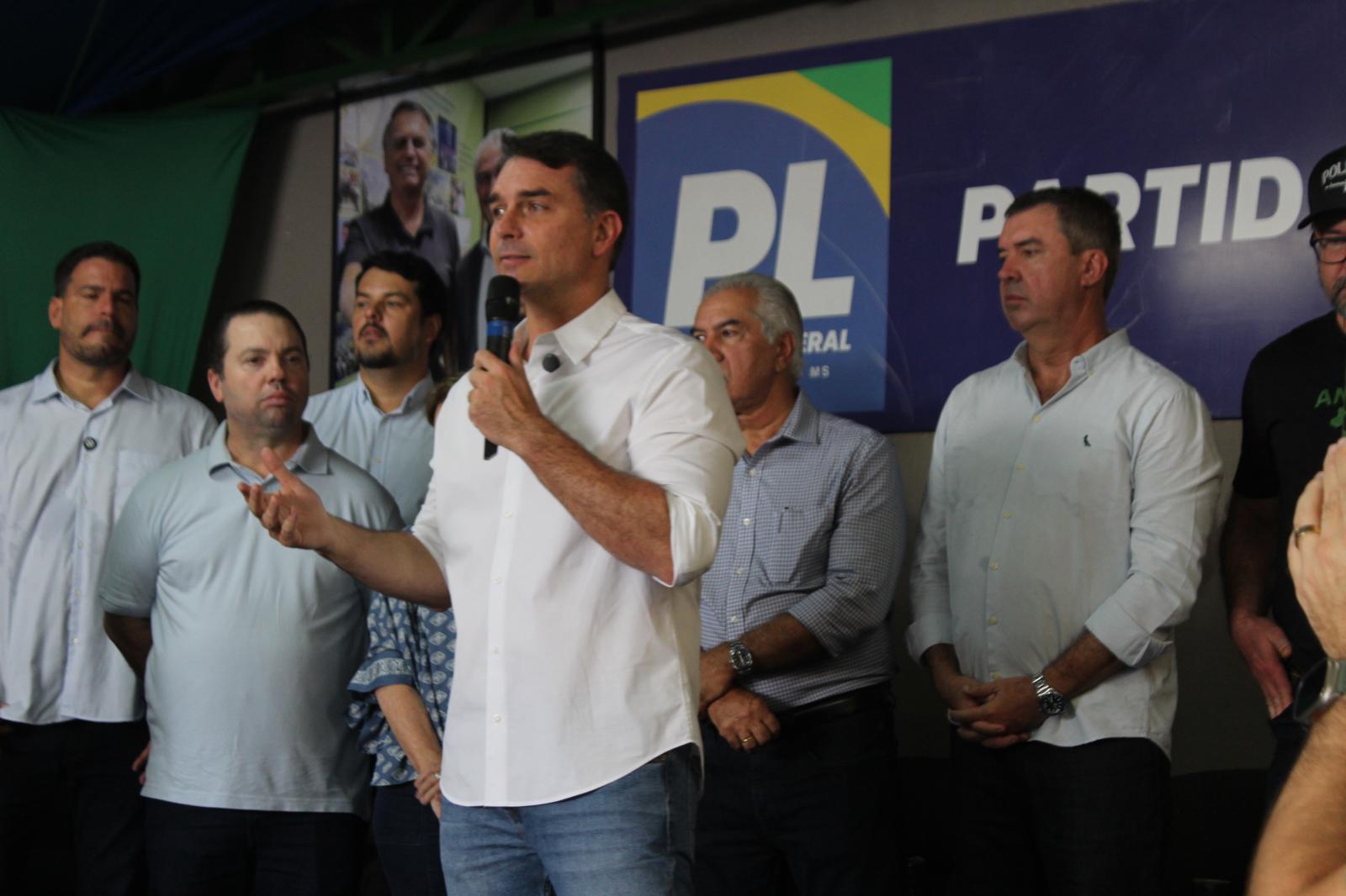 O Governador Eduardo Riedel,  o presidente do PL em Campo Grande-MS Reinaldo Azambuja, e Flávio Bolsonaro e Aliados Defendem União em Meio a Críticas ao Governo Federal.