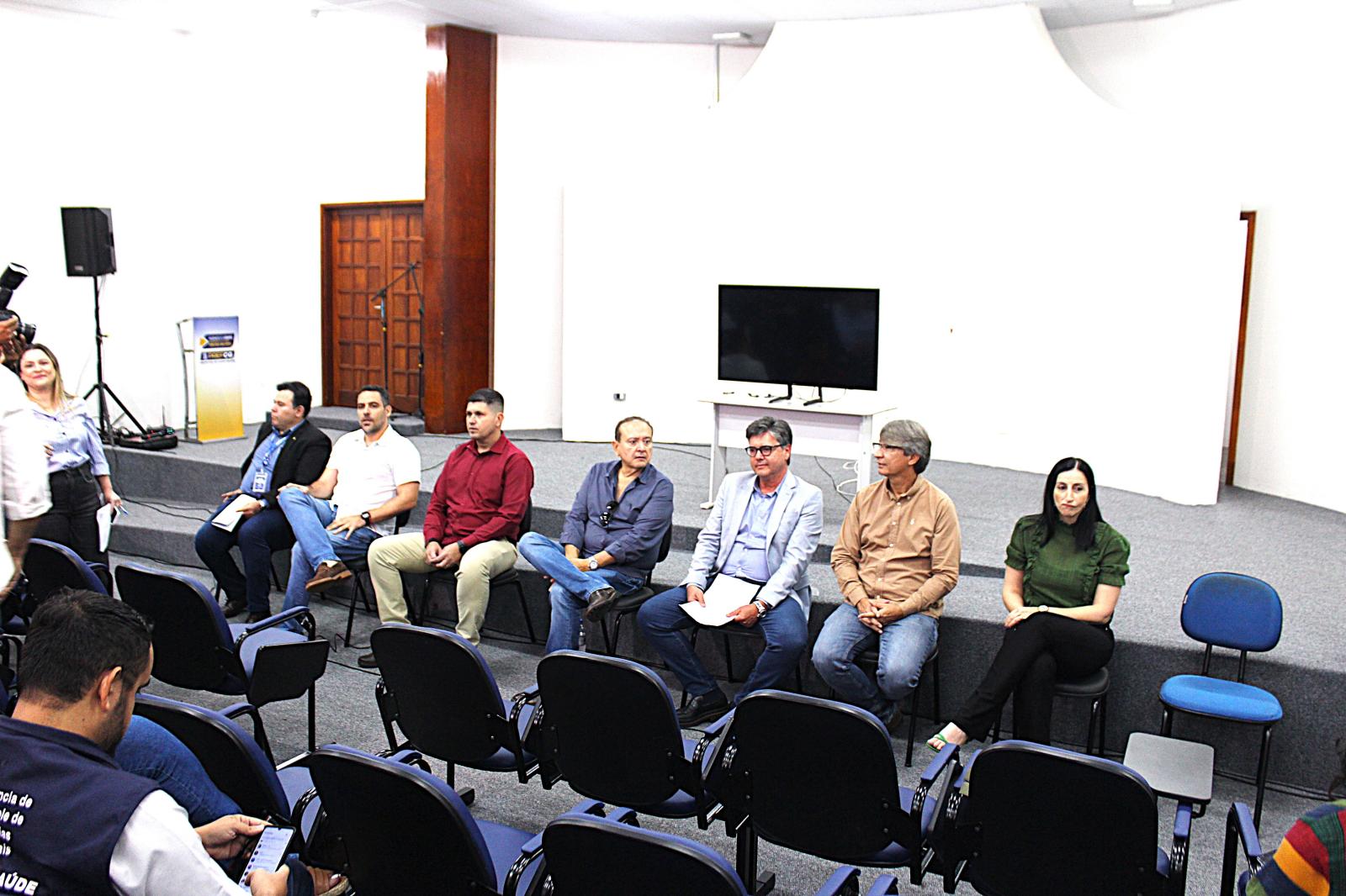 Secretário Darci Caldo participada coletiva de imprensa e anuncia ferramenta moderna para denúncias de terrenos baldios. Secretário Darci Caldo participada coletiva de imprensa e anuncia ferramenta moderna para denúncias de terrenos baldios.