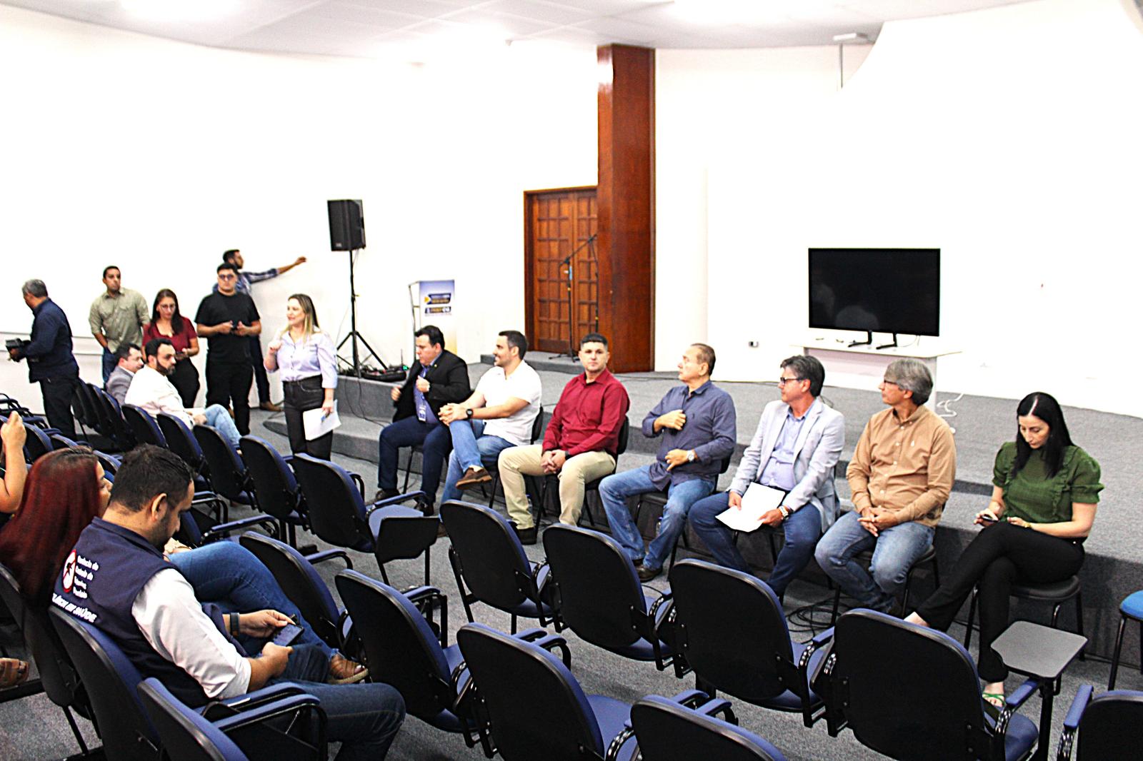 Secretário Darci Caldo participada coletiva de imprensa e anuncia ferramenta moderna para denúncias de terrenos baldios. Secretário Darci Caldo participada coletiva de imprensa e anuncia ferramenta moderna para denúncias de terrenos baldios.