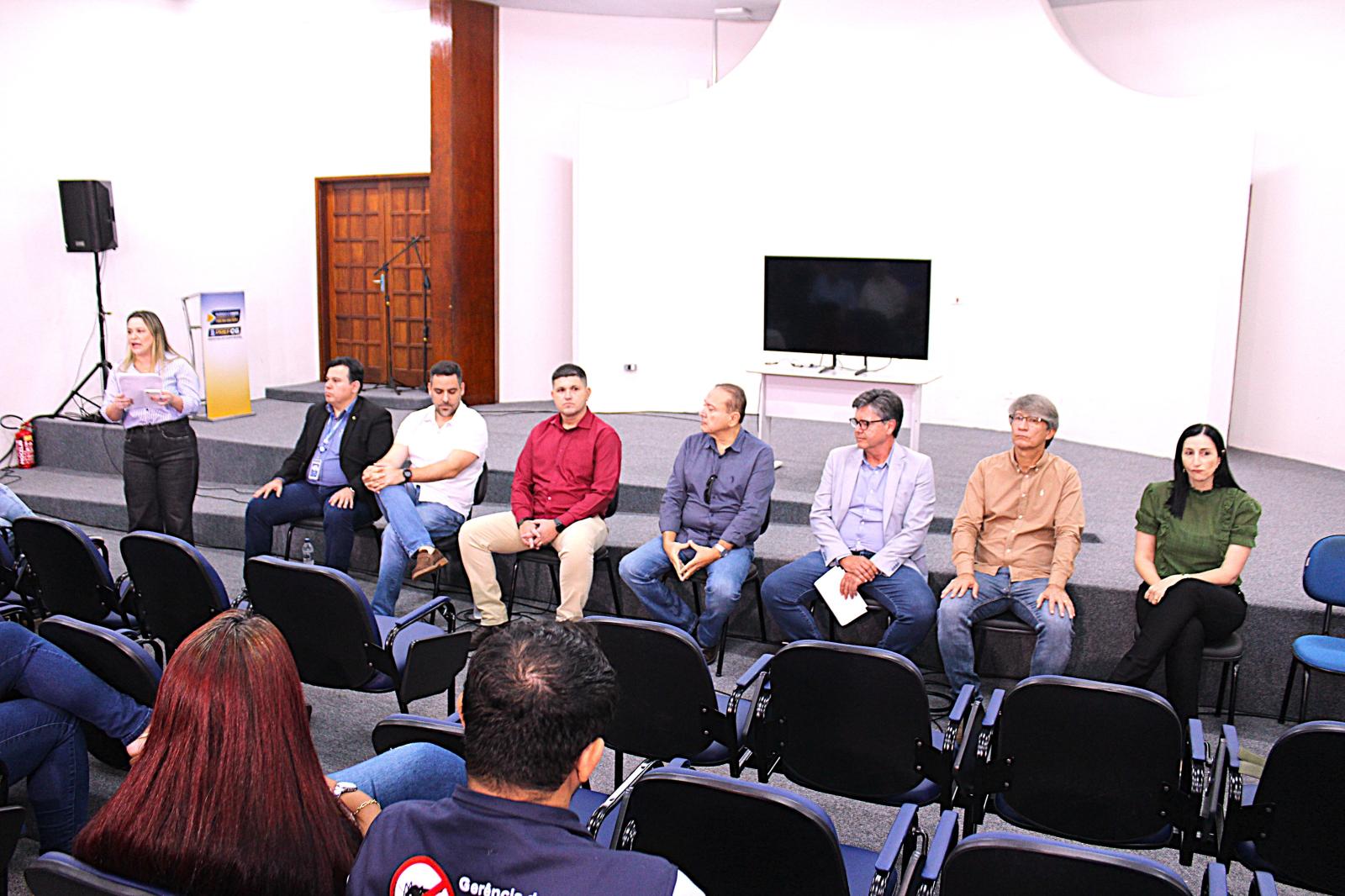 Secretário Darci Caldo participada coletiva de imprensa e anuncia ferramenta moderna para denúncias de terrenos baldios. Secretário Darci Caldo participada coletiva de imprensa e anuncia ferramenta moderna para denúncias de terrenos baldios.