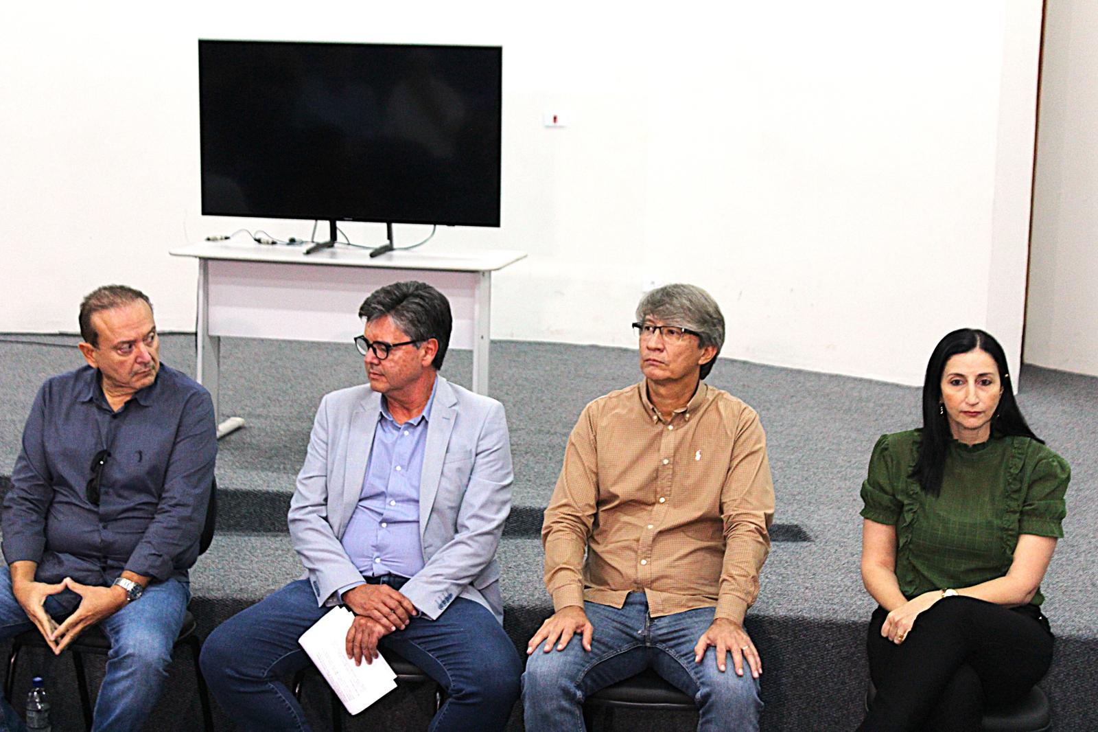 Secretário Darci Caldo participada coletiva de imprensa e anuncia ferramenta moderna para denúncias de terrenos baldios. Secretário Darci Caldo participada coletiva de imprensa e anuncia ferramenta moderna para denúncias de terrenos baldios.