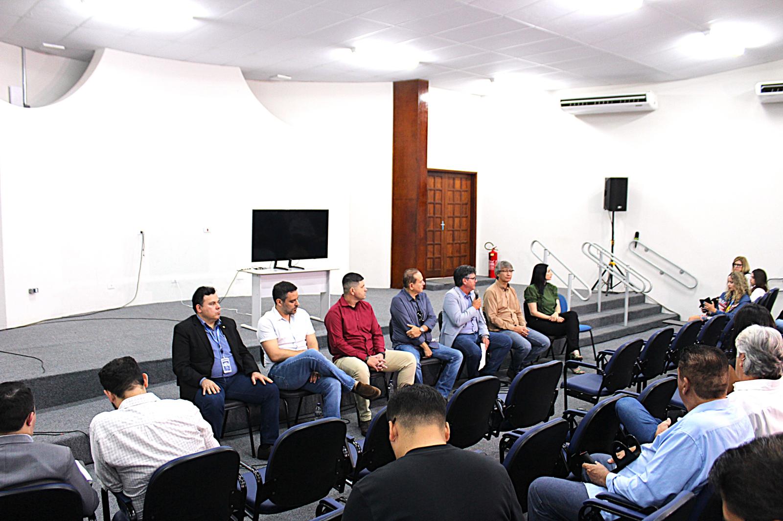 Secretário Darci Caldo participada coletiva de imprensa e anuncia ferramenta moderna para denúncias de terrenos baldios. Secretário Darci Caldo participada coletiva de imprensa e anuncia ferramenta moderna para denúncias de terrenos baldios.