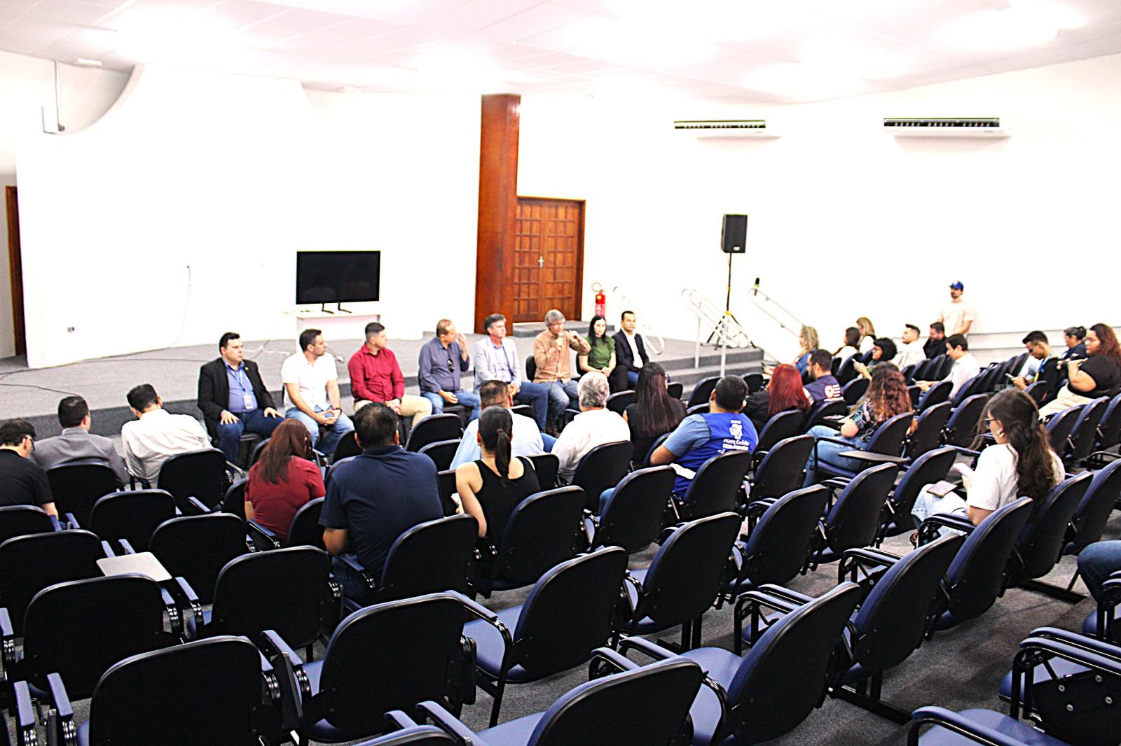 Secretário Darci Caldo participada coletiva de imprensa e anuncia ferramenta moderna para denúncias de terrenos baldios. Secretário Darci Caldo participada coletiva de imprensa e anuncia ferramenta moderna para denúncias de terrenos baldios.