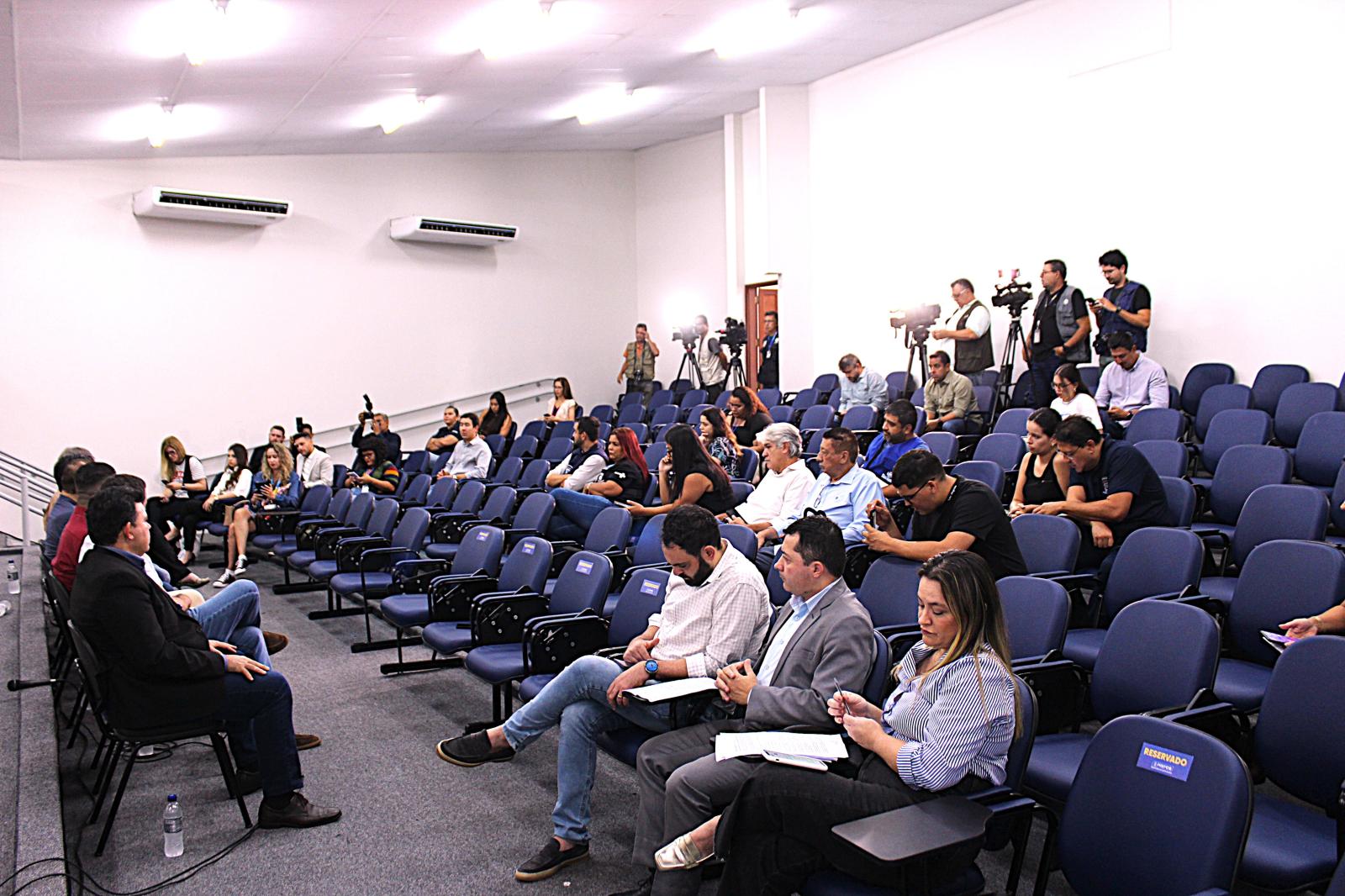 Secretário Darci Caldo  participada coletiva de imprensa e  anuncia ferramenta moderna para denúncias de terrenos baldios.