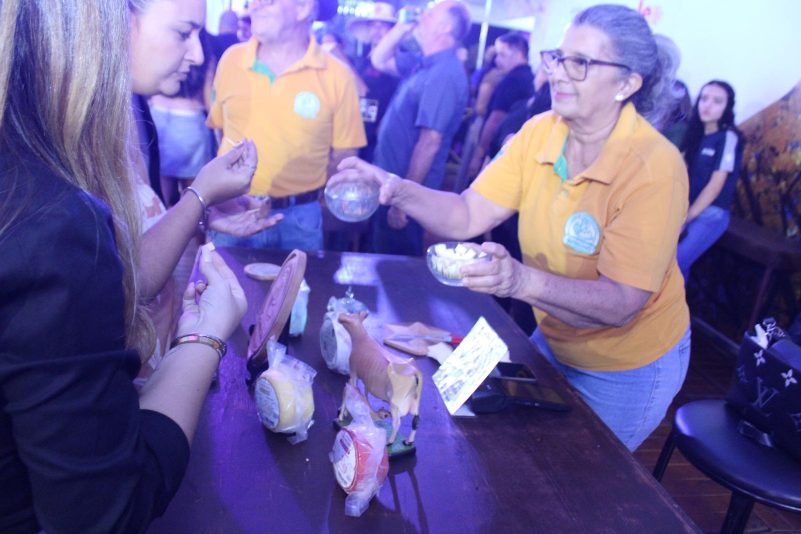 A 9ª edição da Festa do Queijo foi lançada oficialmente nesta quarta-feira (15), em evento que reuniu autoridades, produtores rurais e a comunidade de Rochedinho. A 9ª edição da Festa do Queijo foi lançada oficialmente nesta quarta-feira (15), em evento que reuniu autoridades, produtores rurais e a comunidade de Rochedinho.