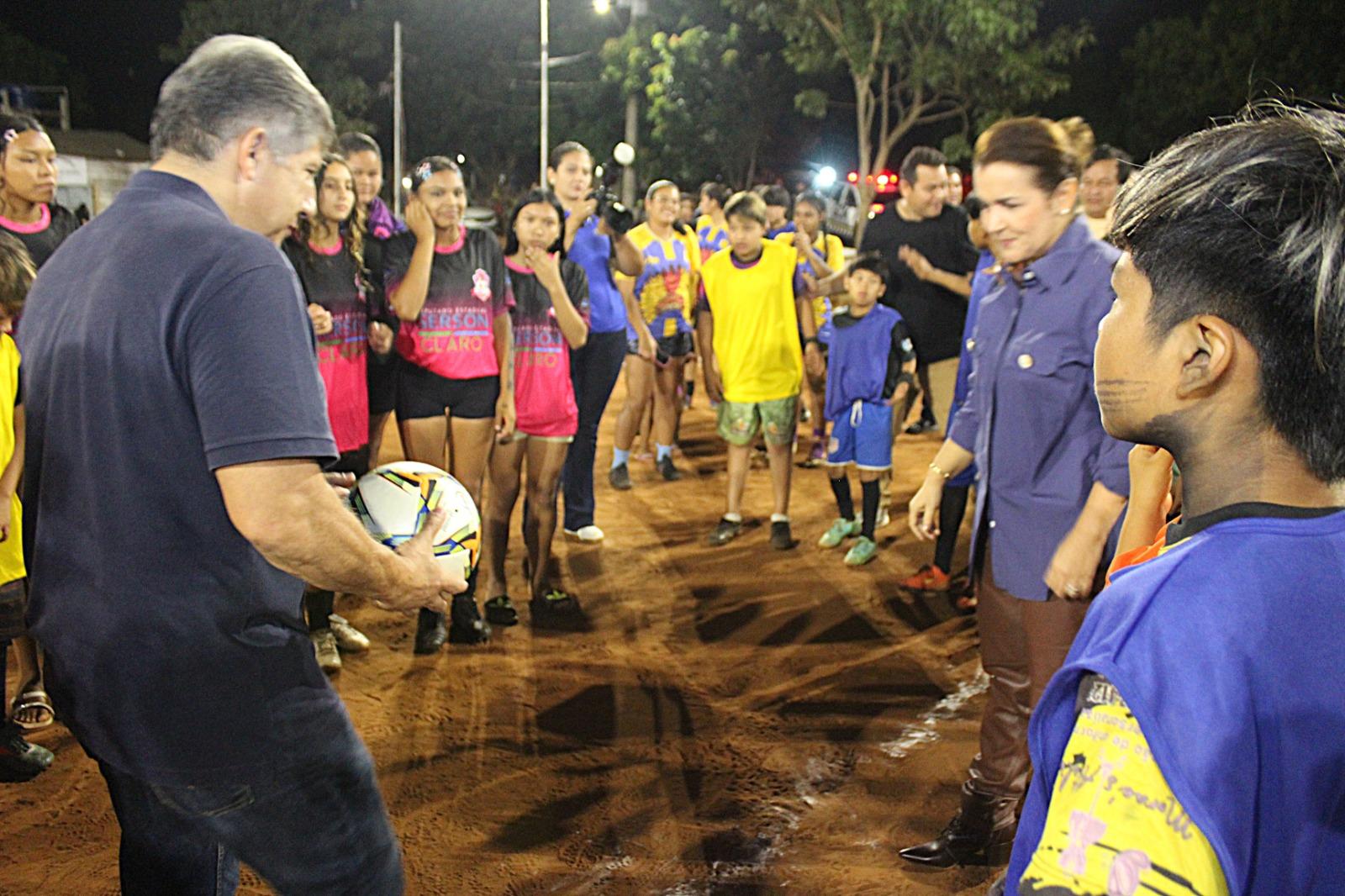 Prefeita Adriane Lopes entrega iluminação na Aldeia Água Bonita e ultrapassa 130 campos iluminados na Capital. Prefeita Adriane Lopes entrega iluminação na Aldeia Água Bonita e ultrapassa 130 campos iluminados na Capital.