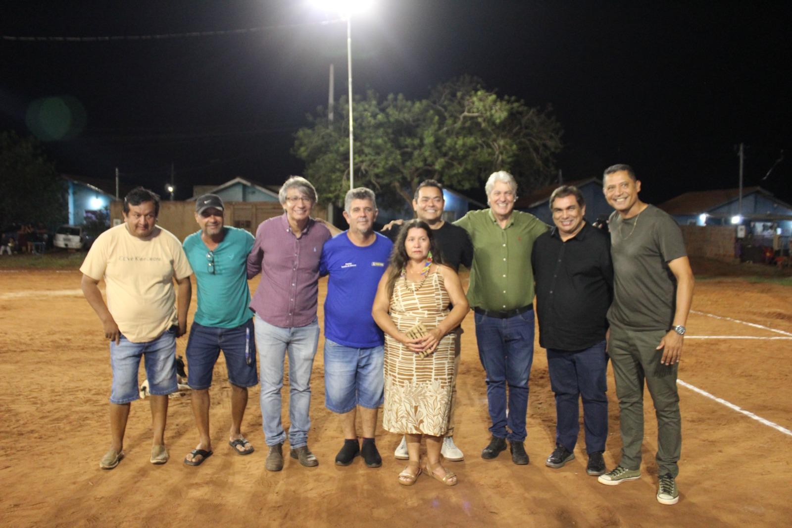 Prefeita Adriane Lopes entrega iluminação na Aldeia Água Bonita e ultrapassa 130 campos iluminados na Capital.