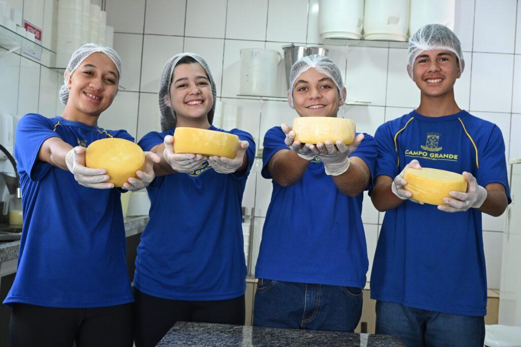 Alunos preparam mil queijos para festa em Rochedinho.