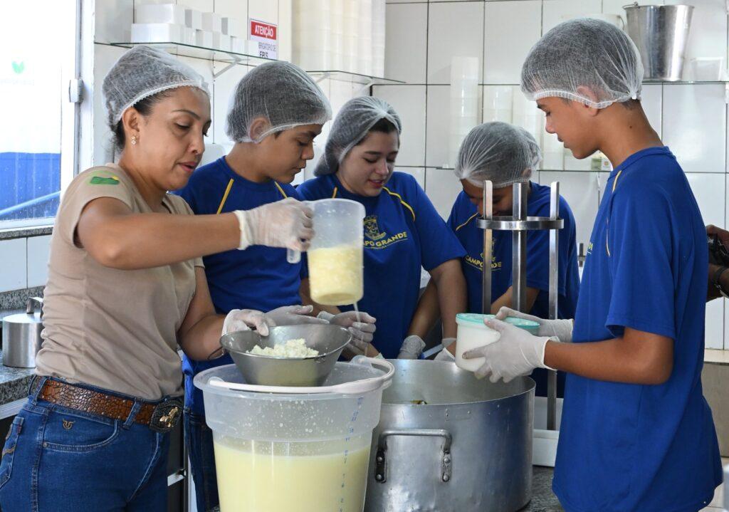 Alunos preparam mil queijos para festa em Rochedinho.