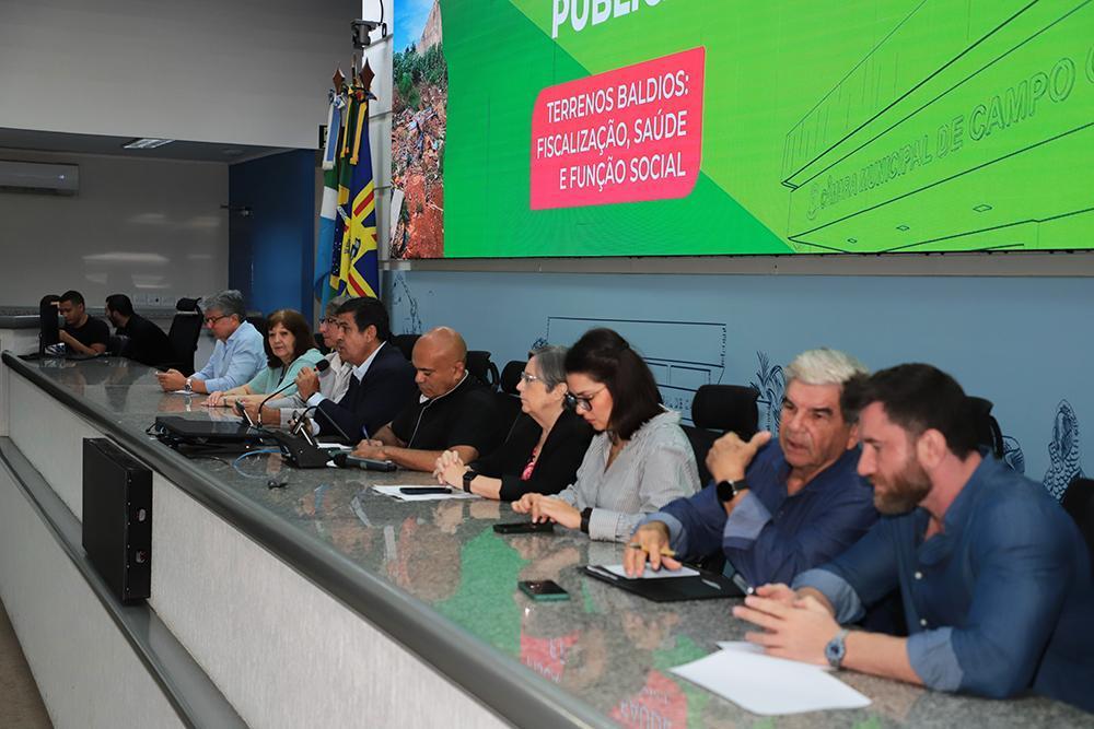 Câmara debate terrenos baldios e cobra mais fiscalização e conscientização.