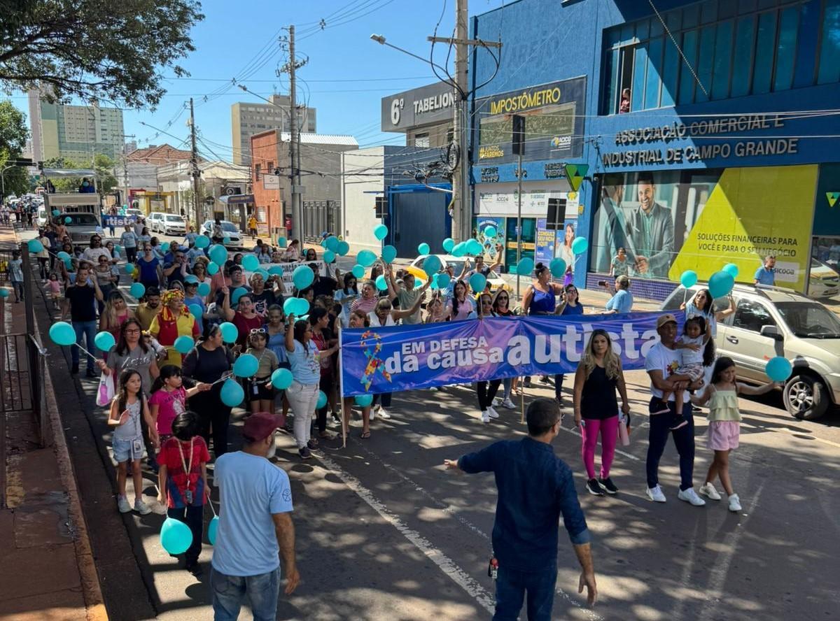 Caminhada marca mobilização da Câmara de Campo Grande em defesa da causa autista.