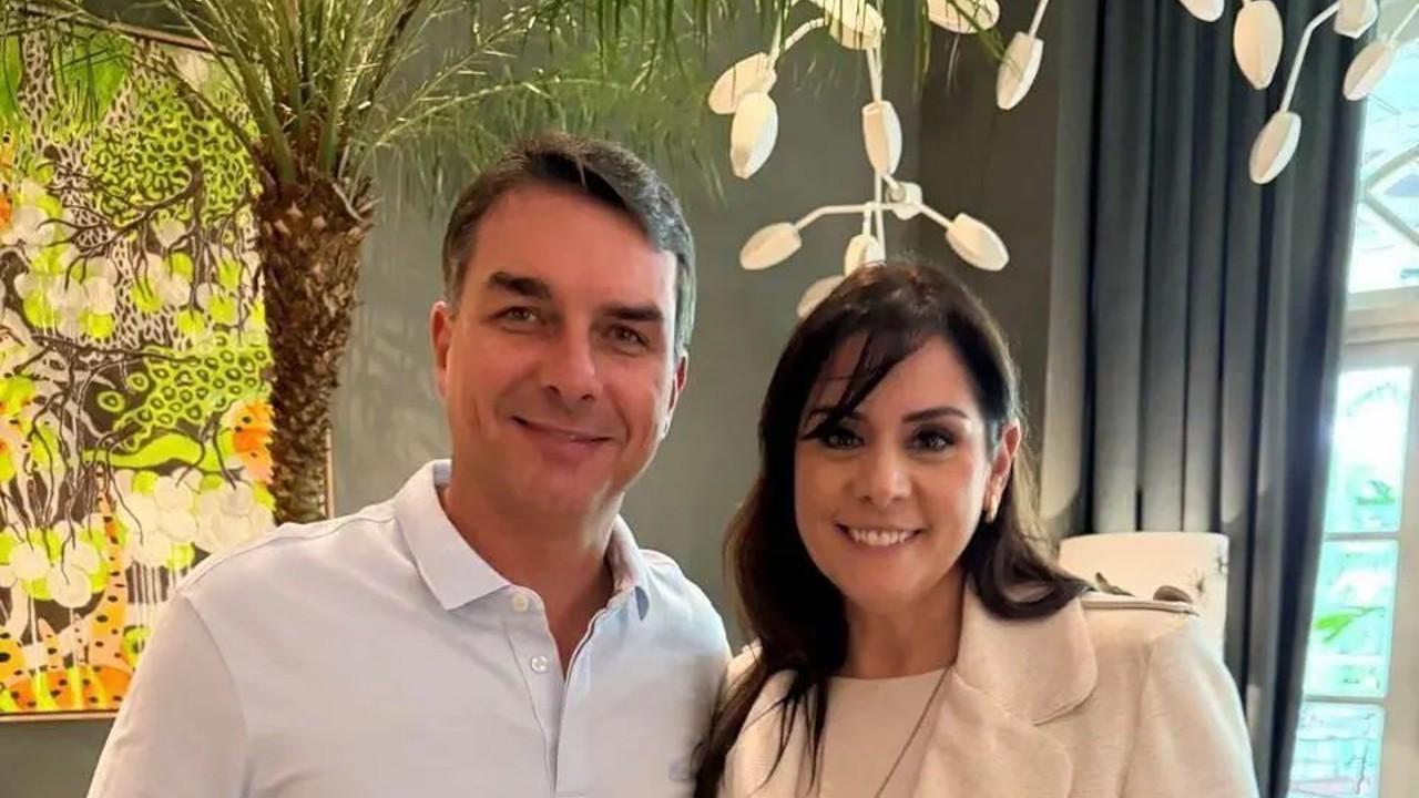 Flávio Bolsonaro, senador pelo PL-RJ e pré-candidato à Presidência da República em 2026, estaria sondando a deputada federal Simone Marquetto (PP-SP) como opção para ser sua vice-presidente.