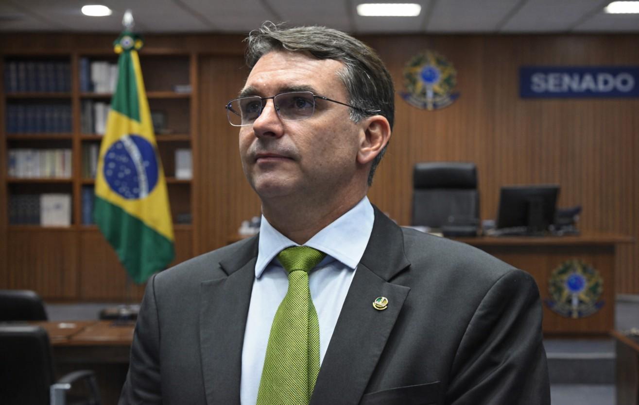 Flávio Bolsonaro em Campo Grande: chegada, compromissos oficiais e detalhes da passagem pela Expogrande.