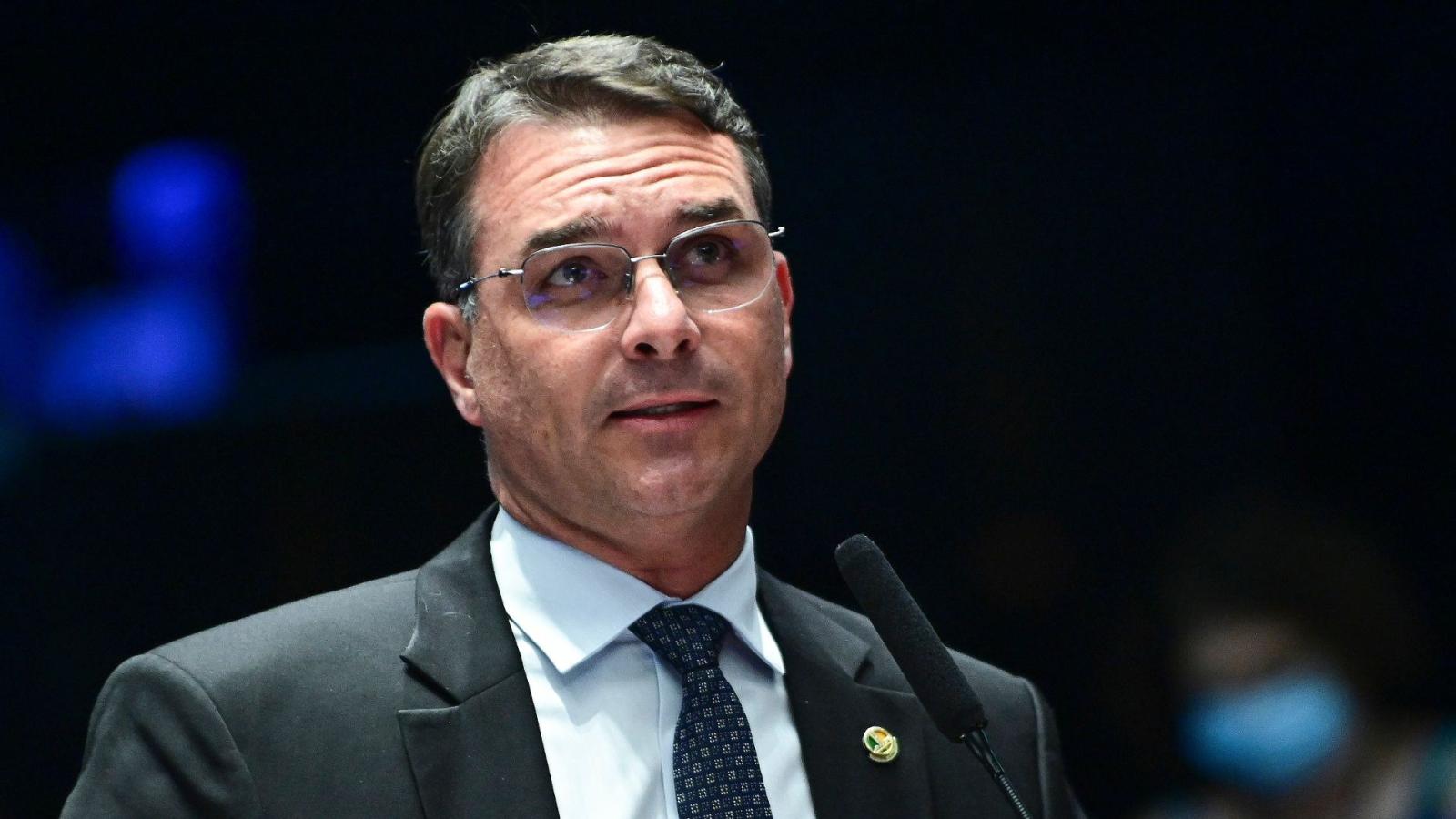 Flávio Bolsonaro pede união na direita depois de farpas entre Eduardo e Nikolas.