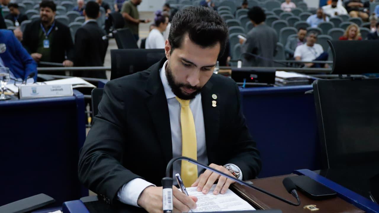 Lei de Fábio Rocha cria pontos de apoio para motoristas de aplicativo.