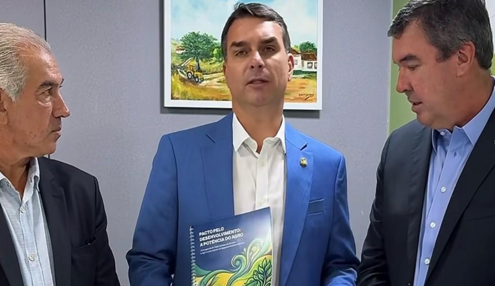 O Governador Eduardo Riedel entrega a Flávio Bolsonaro propostas para o agro e crava: 