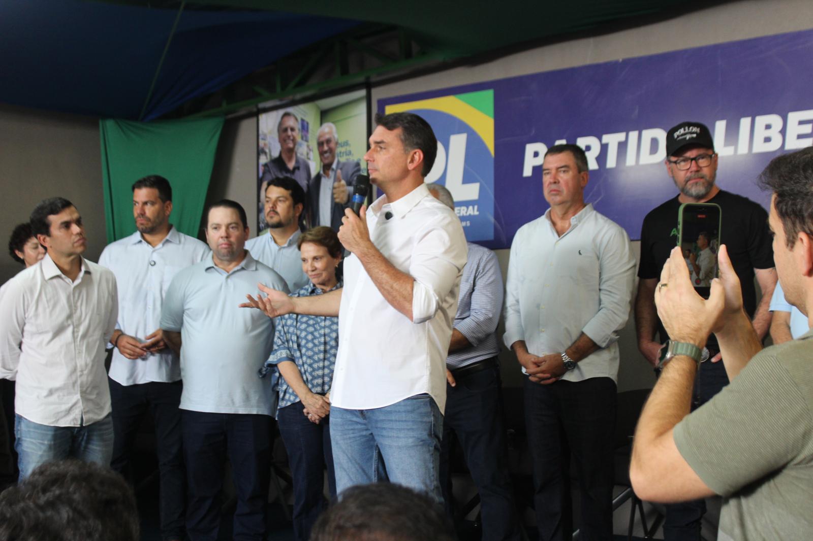 O Governador Eduardo Riedel,  o presidente do PL em Campo Grande-MS Reinaldo Azambuja, e Flávio Bolsonaro e Aliados Defendem União em Meio a Críticas ao Governo Federal.
