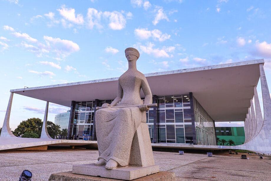 O Ministro Gilmar Mendes suspende julgamento no STF sobre permissão de nomeação de parentes em cargos políticos.