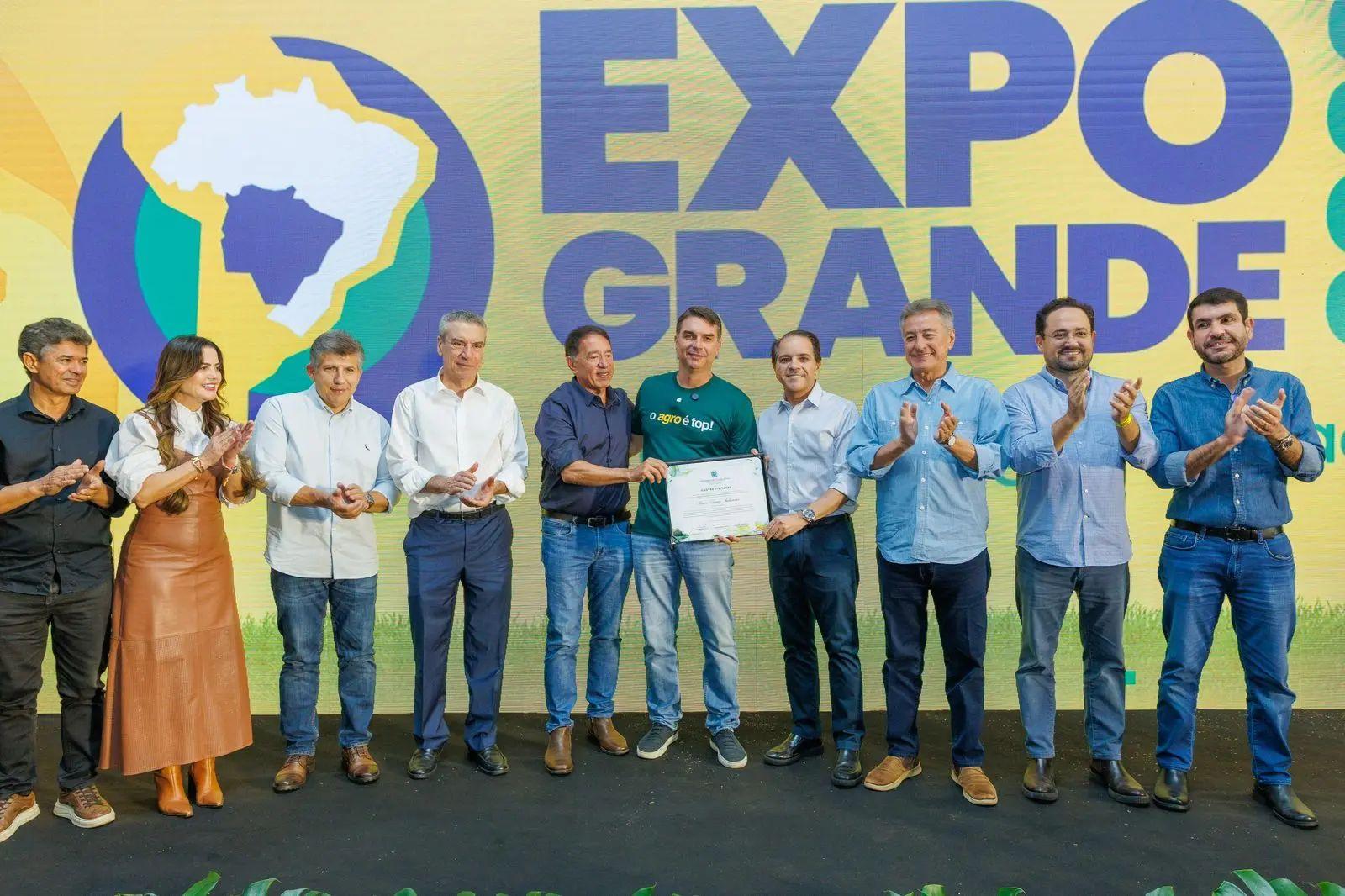 O pré candidato a República do Brasil Flávio Bolsonaro recebe diploma de Ilustre Visitante da bancada da Alems durante a Expogrande.
