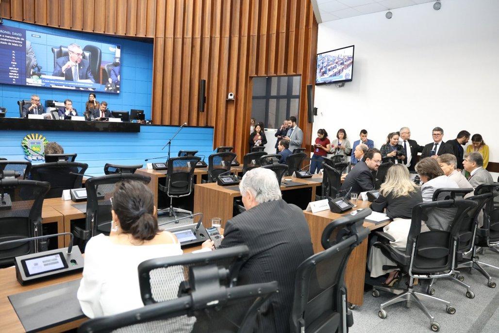 Ordem do Dia: Deputados aprovam 3 matérias e PL sobre contratos de serviços segue para 2ª votação.