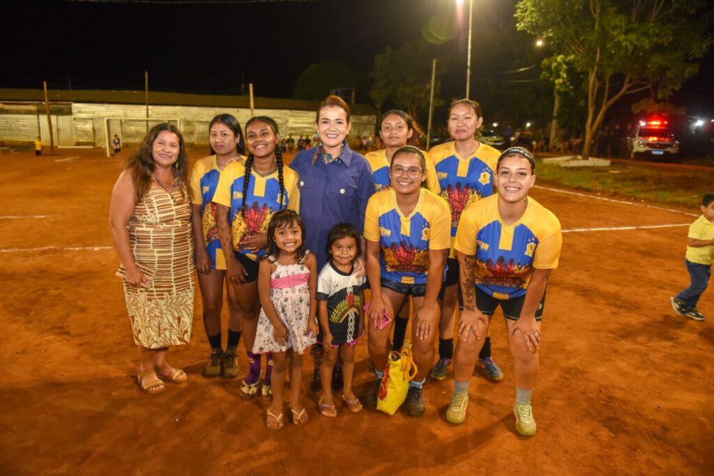 Prefeita Adriane Lopes entrega iluminação na Aldeia Água Bonita e ultrapassa 130 campos iluminados na Capital.