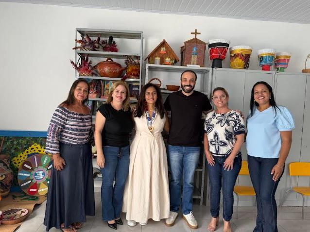 Professor Juari reforça parceria com comunidade durante Feira Cultural em escola indígena.