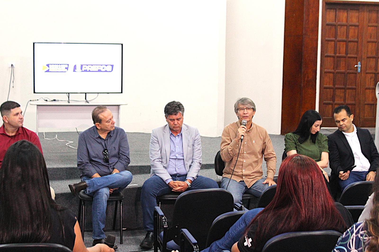 Secretário Darci Caldo  participada da coletiva de imprensa e  anuncia ferramenta moderna para denúncias de terrenos baldios.