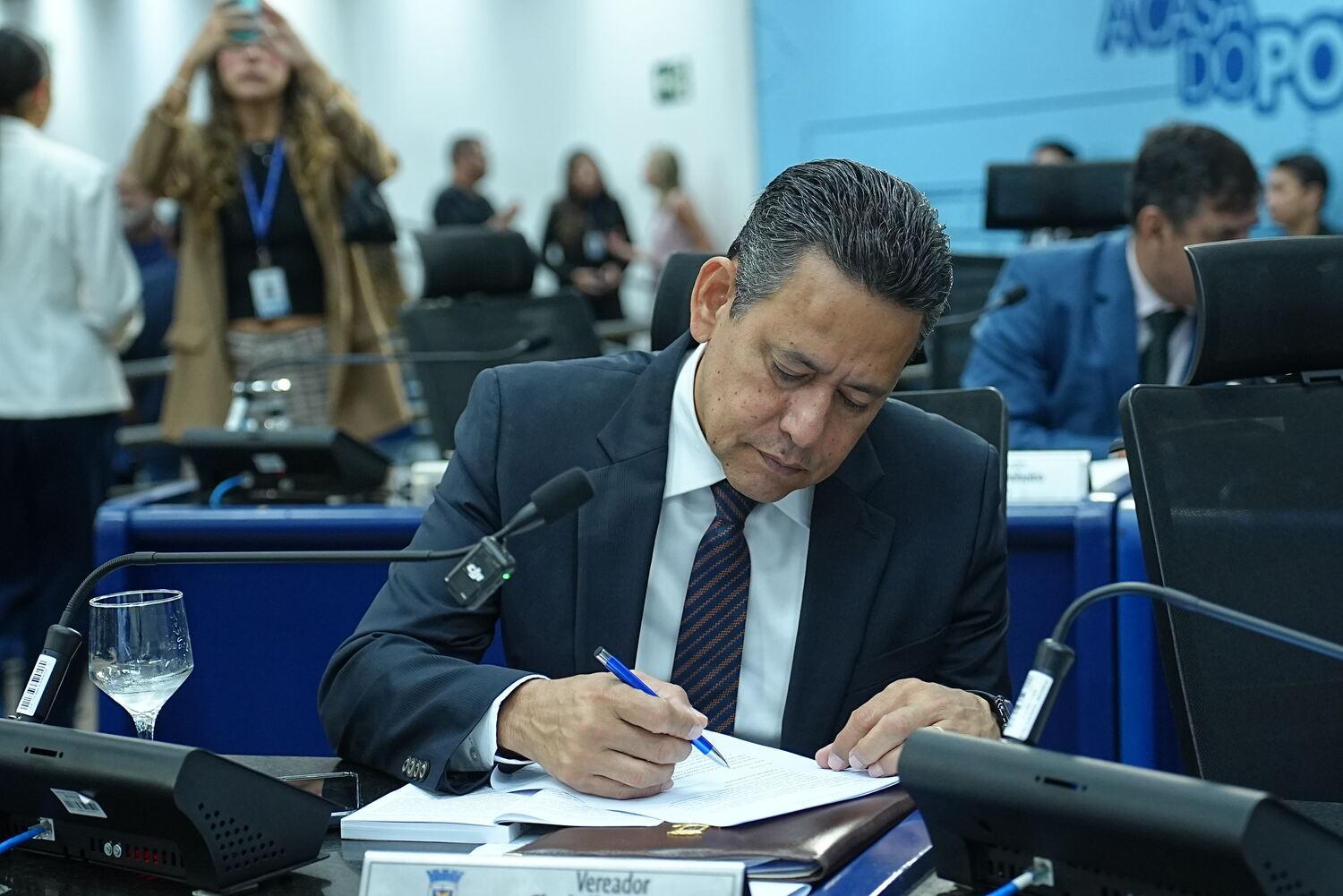 Vereador Clodoilson Pires cobra melhorias em infraestrutura e iluminação para bairros da Capital.