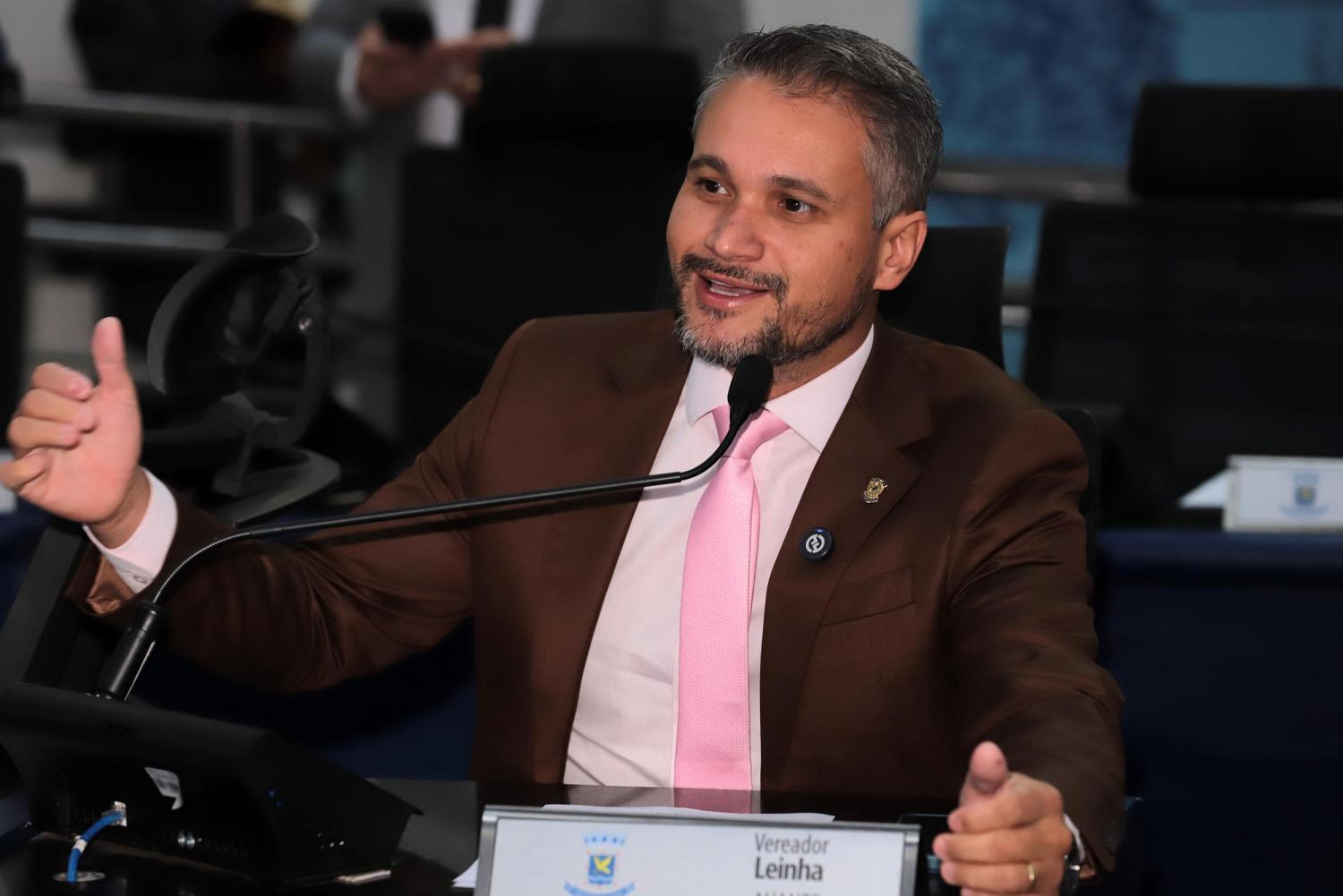 Vereador Leinha cobra agilidade na troca de lâmpadas e reforça canal direto com a população.