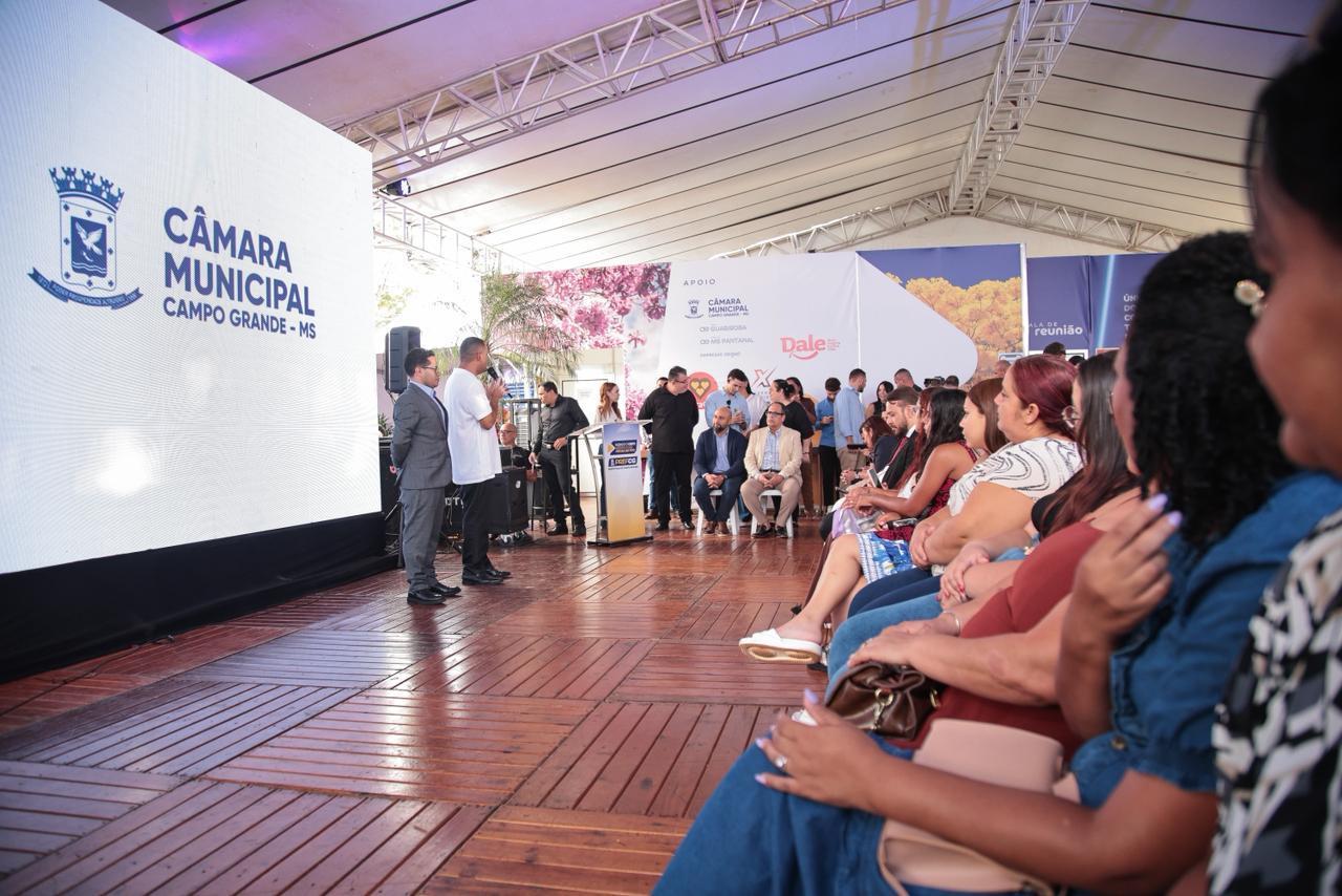 Vereadores de Campo Grande entregam certificados a participantes do Programa Mulheres Mil na Expogrande.