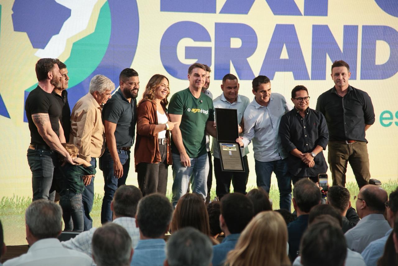 Vereadores de CG prestigiam abertura da 86ª Expogrande 2026 e homenageiam senador Flávio Bolsonaro.