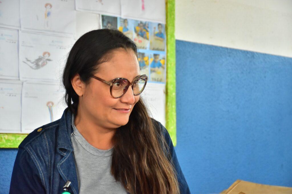 Por amor aos filhos, mãe muda rotina para viver perto da escola. Por amor aos filhos, mãe muda rotina para viver perto da escola.