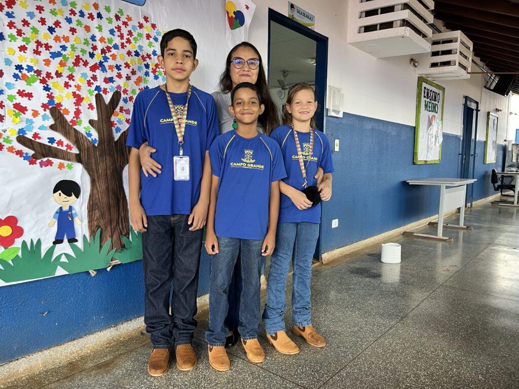 Por amor aos filhos, mãe muda rotina para viver perto da escola. Por amor aos filhos, mãe muda rotina para viver perto da escola.